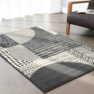 Dekorativní koberec s geometrickým vzorem