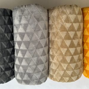 Jerry Fabrics s. r. o. Deka embossed s beránkem EXCLUSIVE 150x200 - Triangle Zlatá  - BarvaZlatá- Materiál 100 % polyester