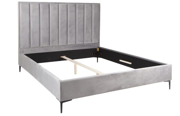 Moebel Living Stříbrně šedá sametová dvoulůžková postel Codie 160 x 200 cm  - Výška143 cm- Šířka 170 cm