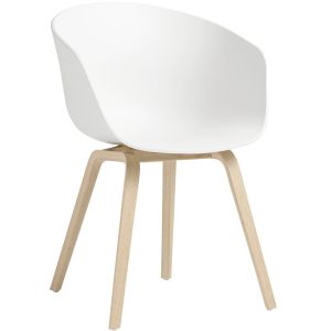 Bílá plastová židle HAY AAC 22 s dubovou podnoží  - Výška79 cm- Šířka 59 cm