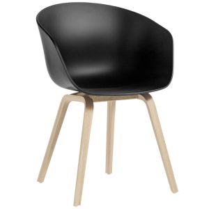 Černá plastová židle HAY AAC 22 s dubovou podnoží  - Výška79 cm- Šířka 59 cm