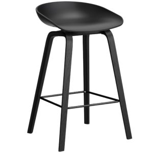 Černá plastová barová židle HAY AAS 32 s dubovou podnoží 65 cm  - Výška75 cm- Šířka 50 cm