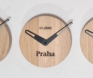 KUBRi 0003 - Dubové hodiny české výroby s 5 časovými zónami